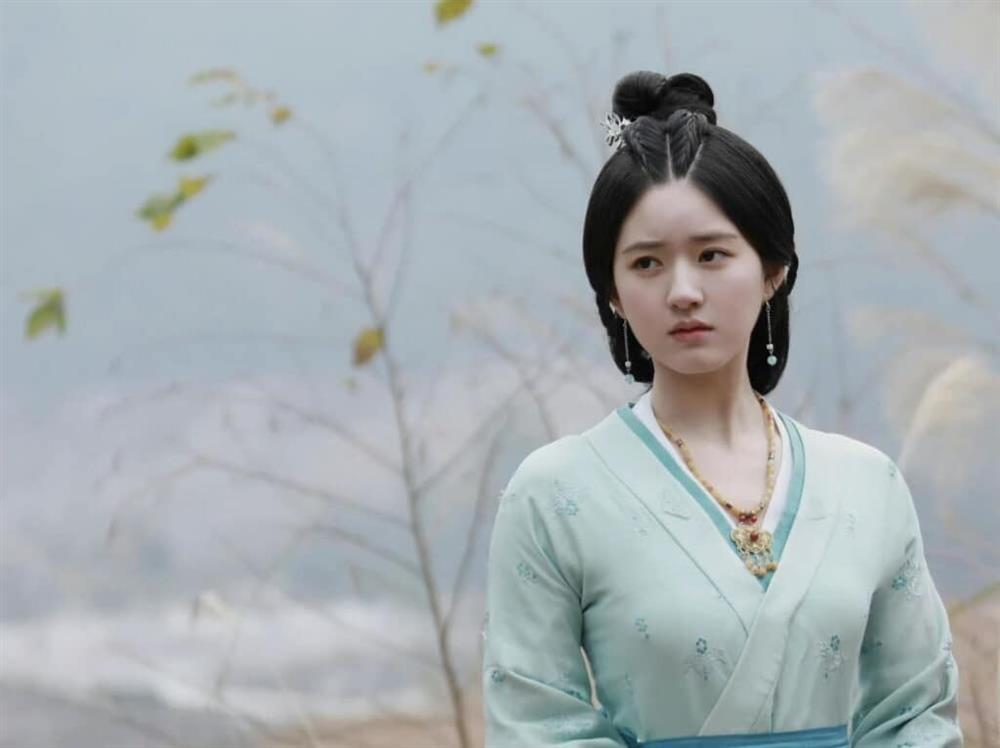 Triệu Lộ Tư gặp đối thủ mạnh, bị lấn át về nhan sắc-4