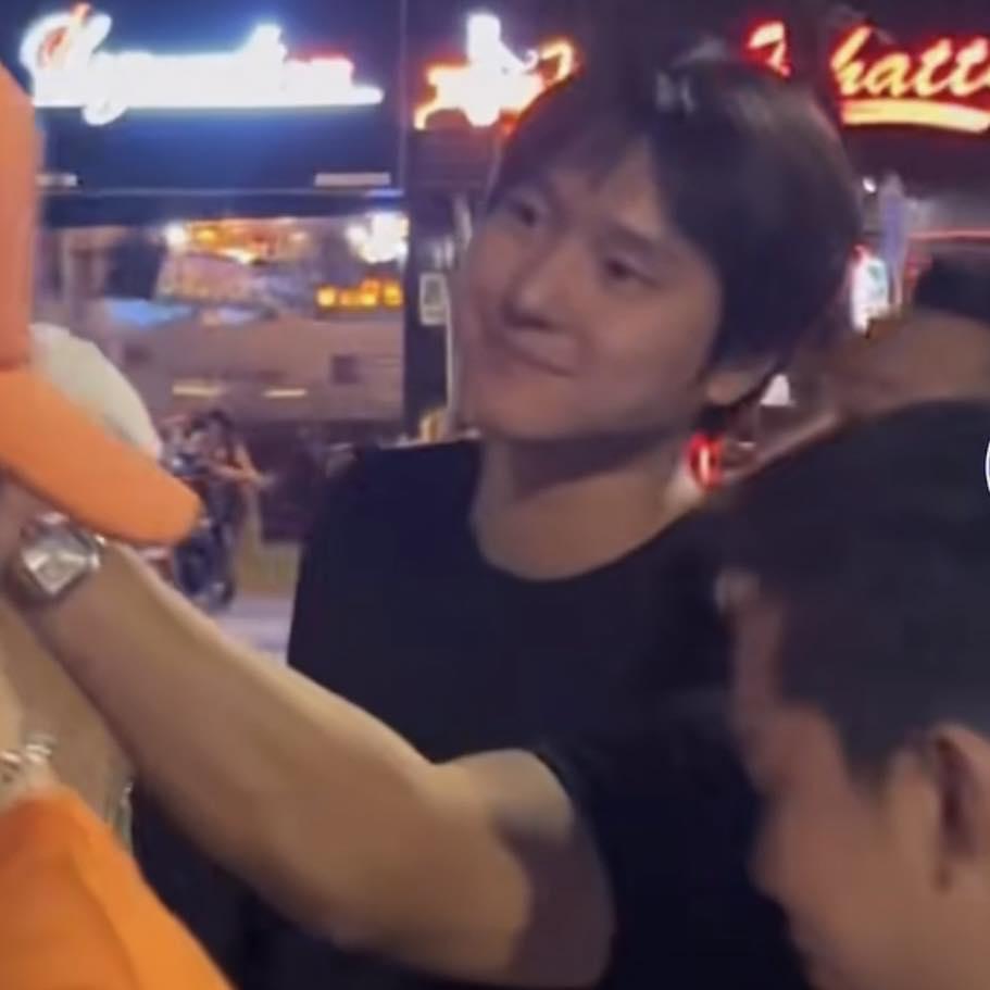 Nam chính Bỗng Dưng Trúng Số được bắt gặp ở Việt Nam-1