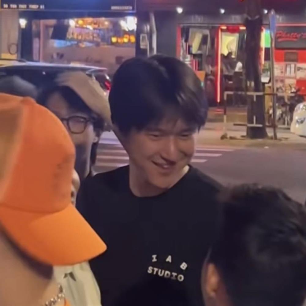 Nam chính Bỗng Dưng Trúng Số được bắt gặp ở Việt Nam-2