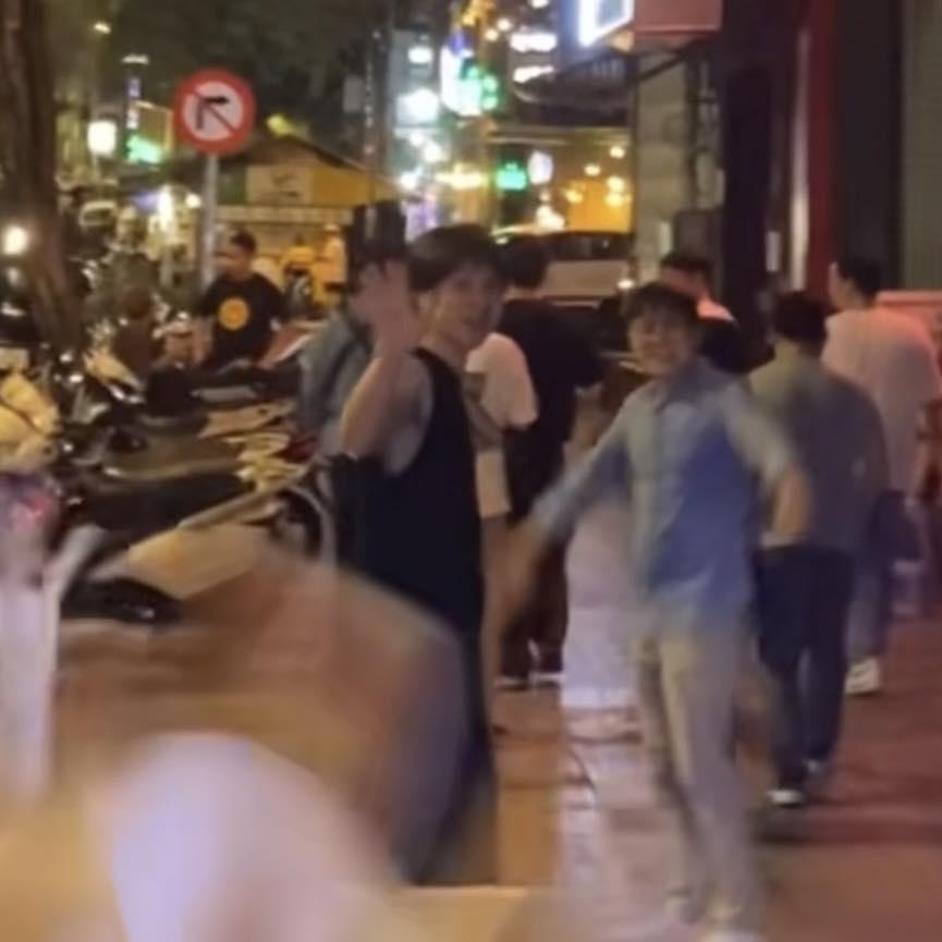 Nam chính Bỗng Dưng Trúng Số được bắt gặp ở Việt Nam-3