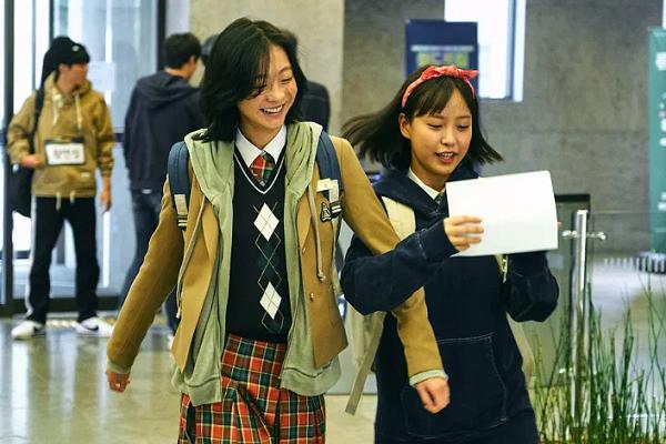 Go Min Si khác lạ trong phim đóng cùng Kim Hye Soo-5