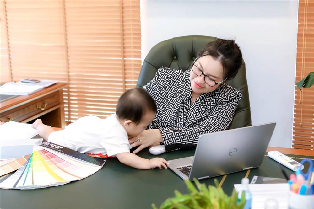 CAM thường vợ đại gia của Quý Bình sau sinh-11