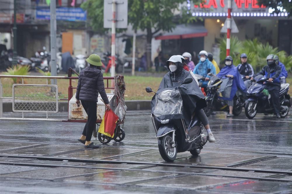 Thót tim người dân cắt đầu tàu hỏa, coi thường barie tại Hà Nội-3