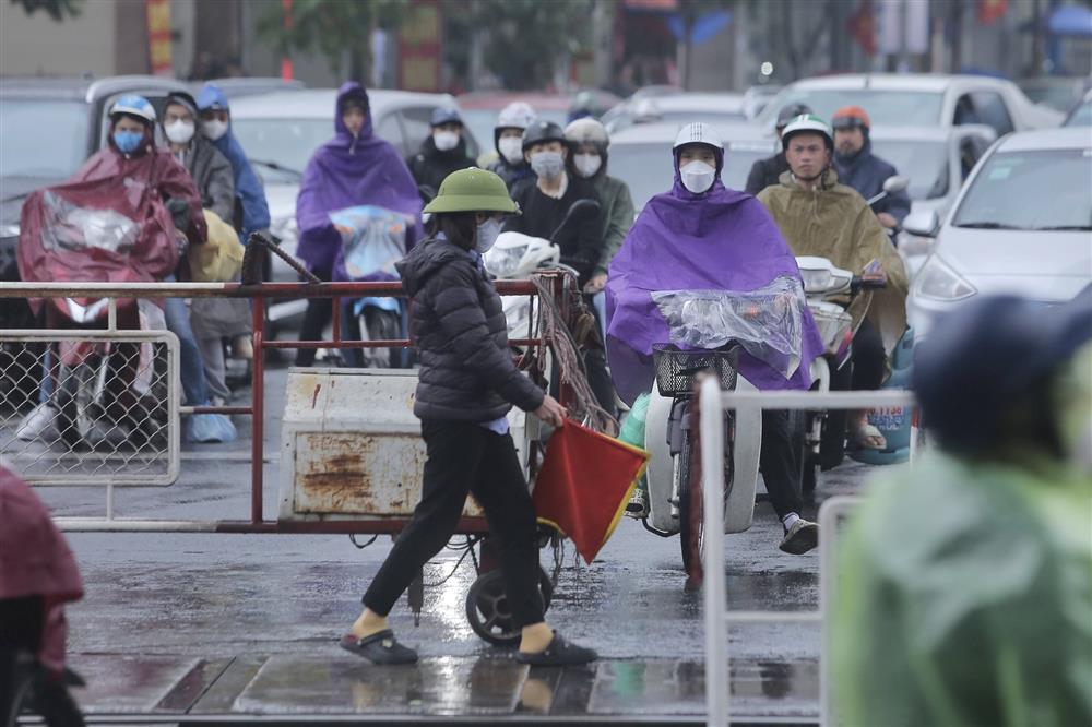 Thót tim người dân cắt đầu tàu hỏa, coi thường barie tại Hà Nội-4