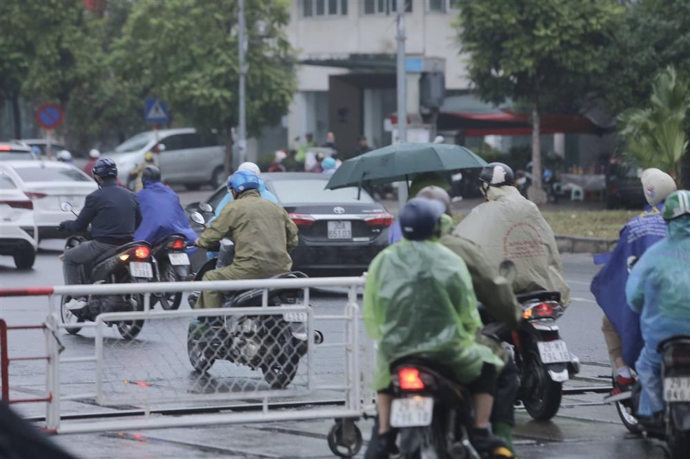 Thót tim người dân cắt đầu tàu hỏa, coi thường barie tại Hà Nội-6