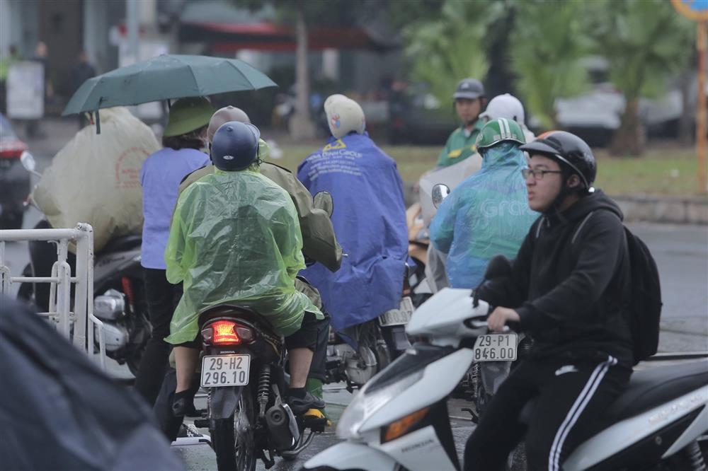 Thót tim người dân cắt đầu tàu hỏa, coi thường barie tại Hà Nội-8