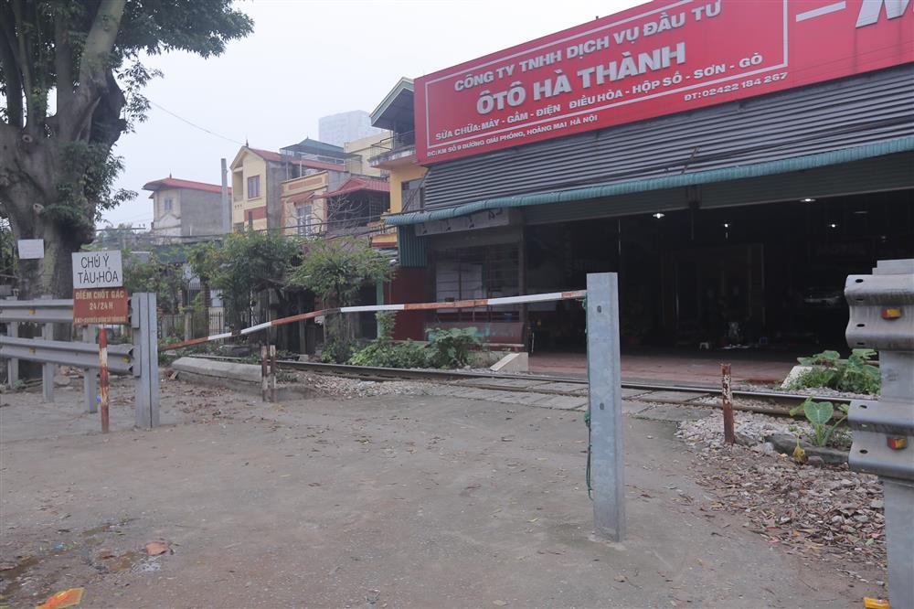 Thót tim người dân cắt đầu tàu hỏa, coi thường barie tại Hà Nội-10