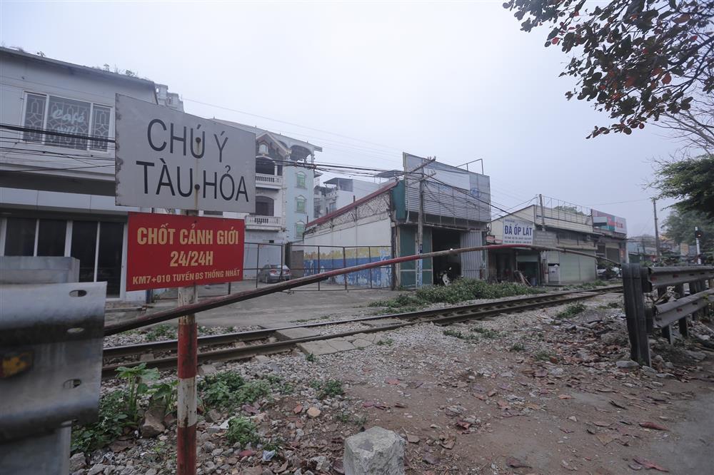 Thót tim người dân cắt đầu tàu hỏa, coi thường barie tại Hà Nội-11