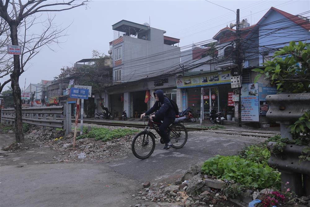 Thót tim người dân cắt đầu tàu hỏa, coi thường barie tại Hà Nội-12