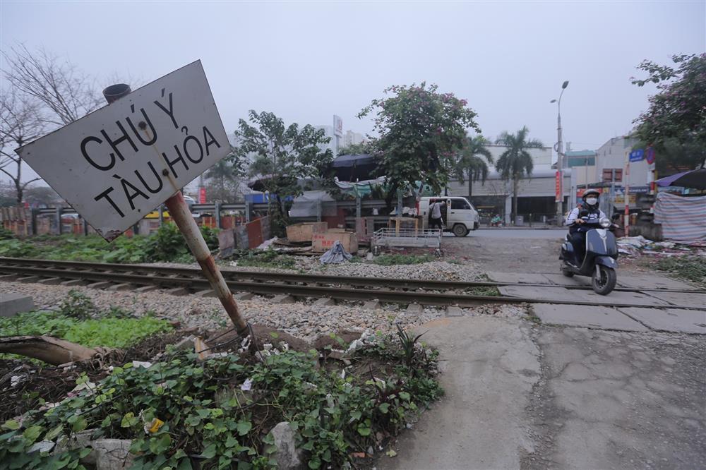Thót tim người dân cắt đầu tàu hỏa, coi thường barie tại Hà Nội-13