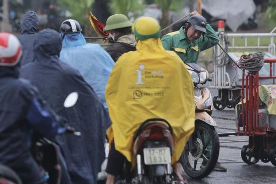 Thót tim người dân 'cắt' đầu tàu hỏa, coi thường barie tại Hà Nội