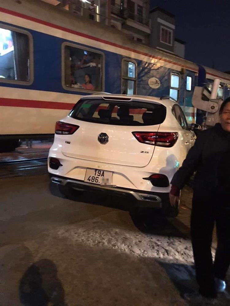 Thót tim người dân cắt đầu tàu hỏa, coi thường barie tại Hà Nội-18