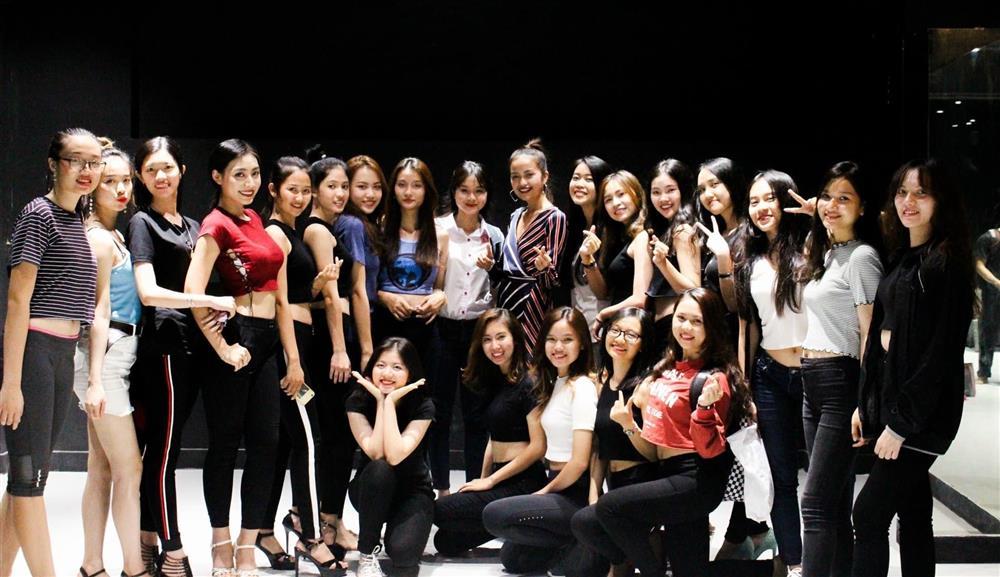 Ảnh hiếm Thủy Tiên thời kém tiếng, xin chụp cùng Ngọc Châu-2