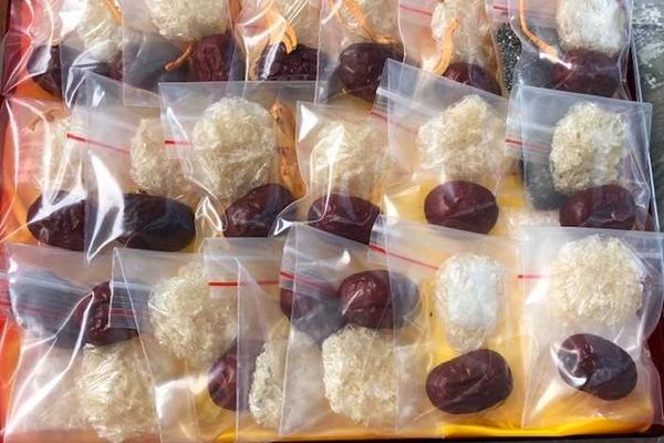 Ăn nguyên quả táo đỏ chưng tổ yến, người phụ nữ bị thủng ruột-2