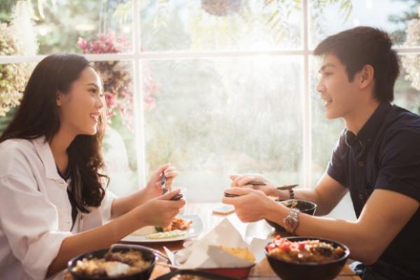 Chán chồng nghèo gặp sếp ở khách sạn, vừa mở cửa tôi sụp xuống-1