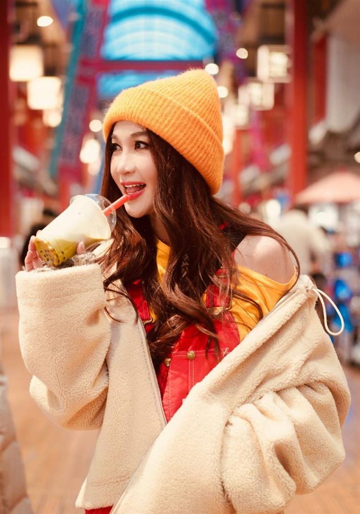 Ôn Bích Hà U60 vẫn thích lên đồ teen girl, liệu có hợp?-1