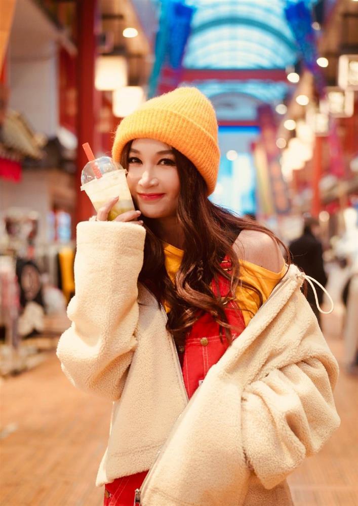 Ôn Bích Hà U60 vẫn thích lên đồ teen girl, liệu có hợp?-2