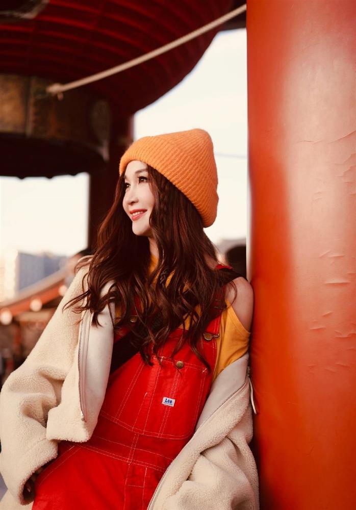 Ôn Bích Hà U60 vẫn thích lên đồ teen girl, liệu có hợp?-4