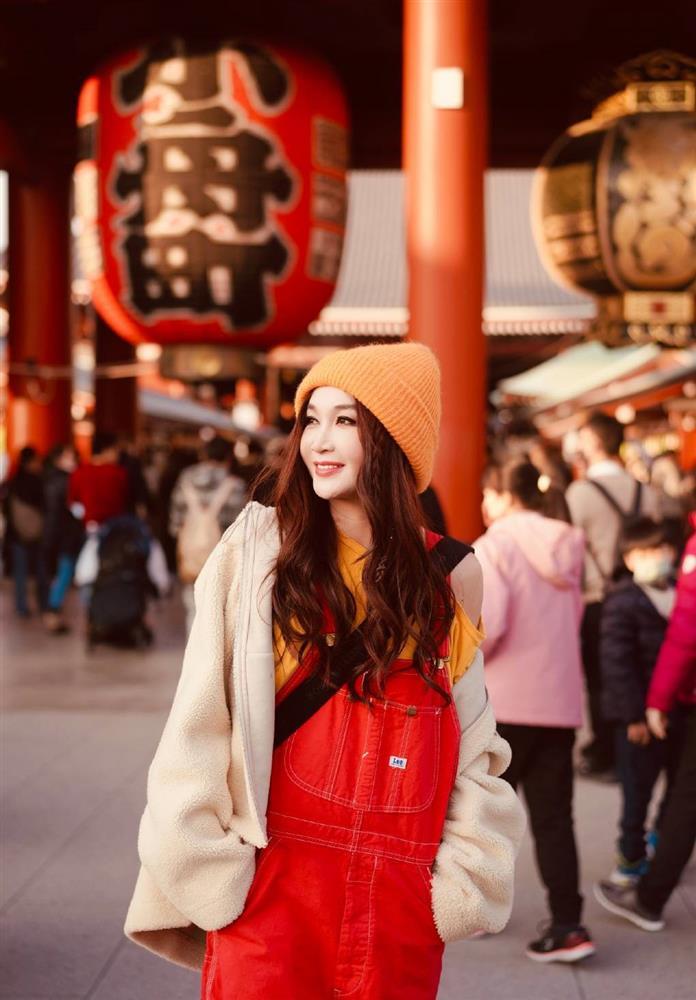 Ôn Bích Hà U60 vẫn thích lên đồ teen girl, liệu có hợp?-5