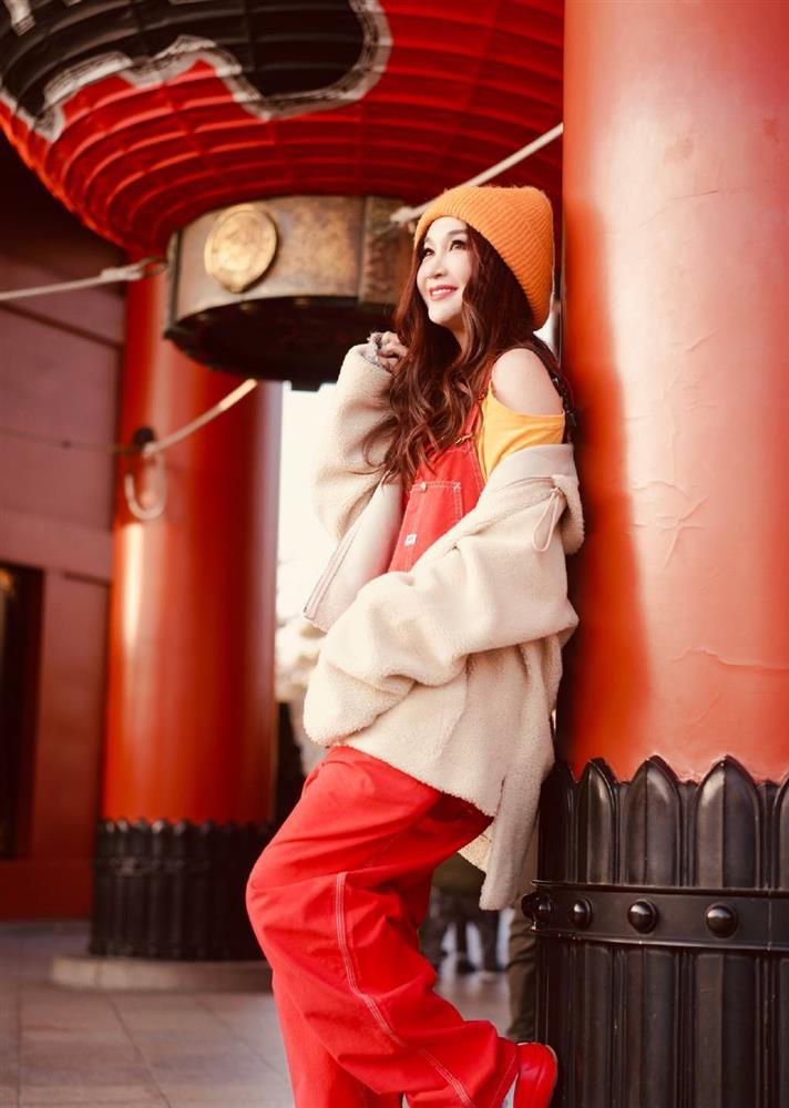 Ôn Bích Hà U60 vẫn thích lên đồ teen girl, liệu có hợp?-6