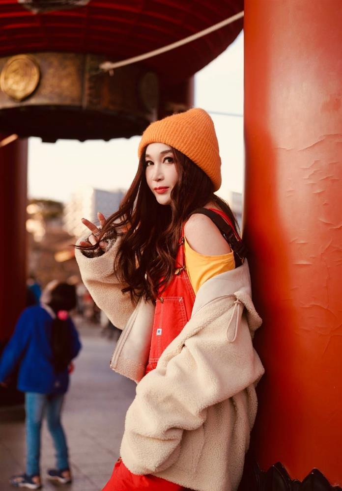 Ôn Bích Hà U60 vẫn thích lên đồ teen girl, liệu có hợp?-7