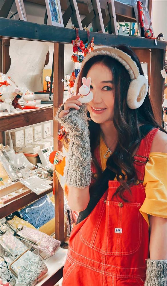 Ôn Bích Hà U60 vẫn thích lên đồ teen girl, liệu có hợp?-8