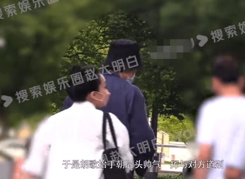 Hồ Ca nhiều lần xuất hiện cùng vợ nhưng không ai hay biết-3