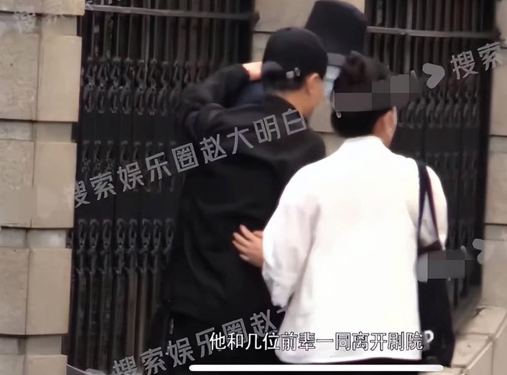 Hồ Ca nhiều lần xuất hiện cùng vợ nhưng không ai hay biết-4