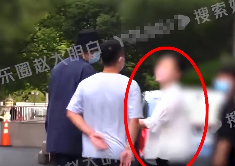 Hồ Ca nhiều lần xuất hiện cùng vợ nhưng không ai hay biết-5