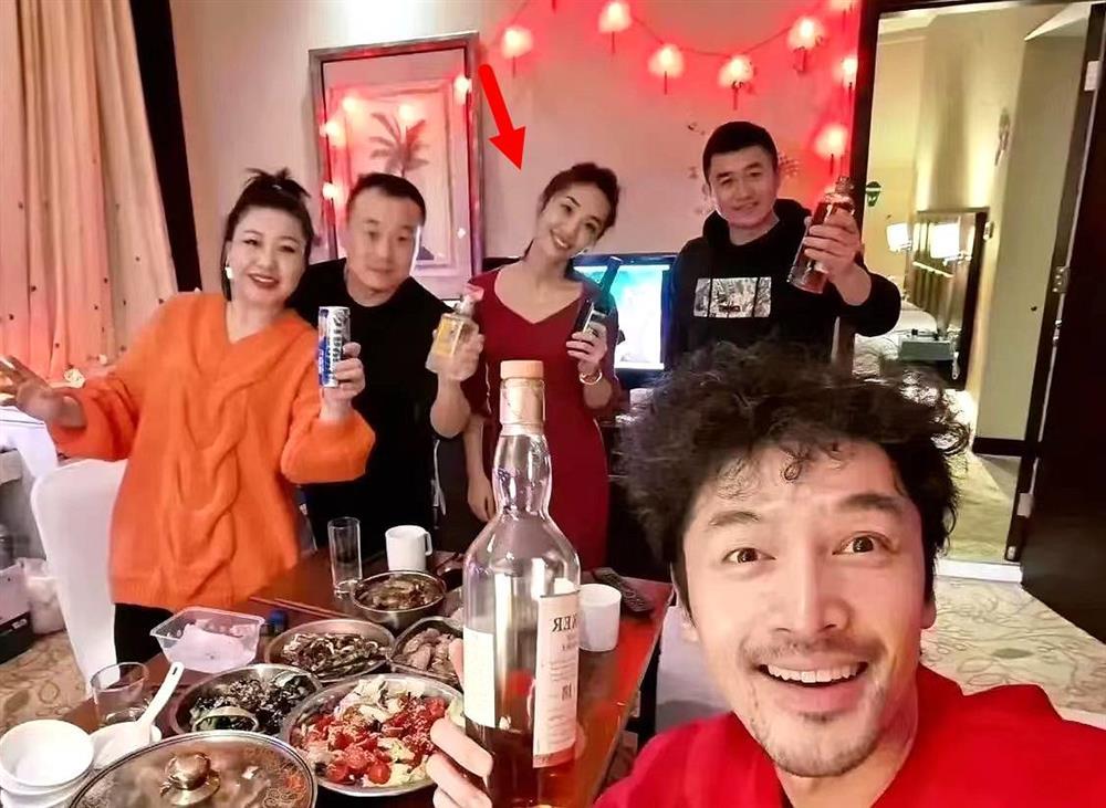 Hồ Ca nhiều lần xuất hiện cùng vợ nhưng không ai hay biết-6