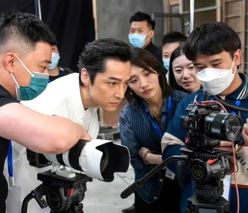 Hồ Ca nhiều lần xuất hiện cùng vợ nhưng không ai hay biết-7