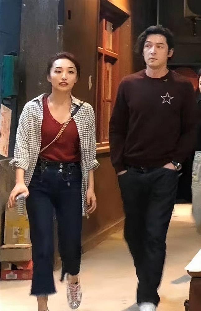 Hồ Ca nhiều lần xuất hiện cùng vợ nhưng không ai hay biết-8