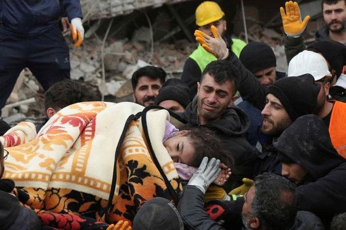 Clip: Ngôi nhà cao tầng đổ sập vì động đất ở Thổ Nhĩ Kỳ, ước tính 8.000 người chết-2