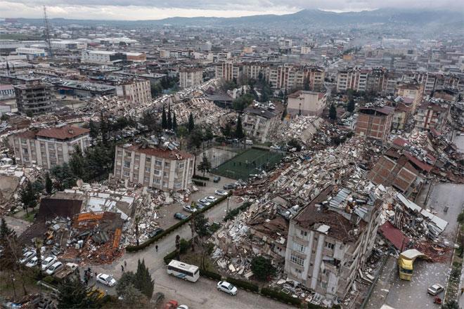 Clip: Ngôi nhà cao tầng đổ sập vì động đất ở Thổ Nhĩ Kỳ, ước tính 8.000 người chết-3