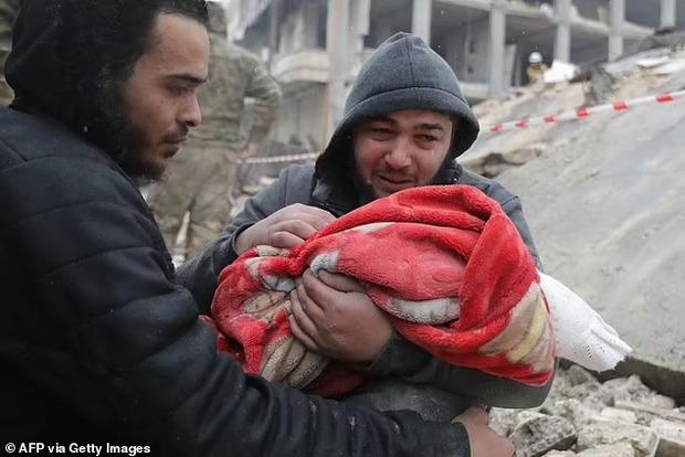 Một người đàn ông Syria khóc khi mang thi thể của con trai mình, người đã thiệt mạng trong trận động đất xảy ra vào đầu giờ sáng 6/2, tại thị trấn Jandaris.