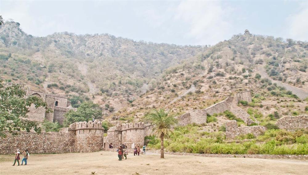 Bí ẩn pháo đài ma ám, ai đến sau mặt trời lặn đều không thể quay về-3