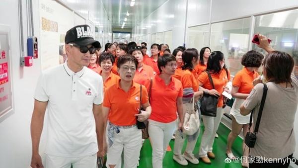 Triển Chiêu Hà Gia Kính đổi đời nhờ từ bỏ giới showbiz-1