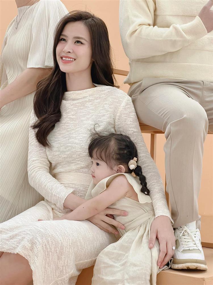 Đông Nhi lộ dấu hiệu mang thai lần hai?-2