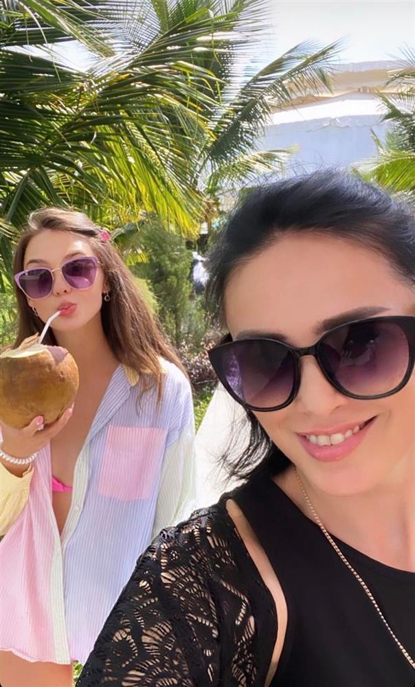 Vợ chồng Bùi Tiến Dũng khoe dáng cực phẩm không hot bằng mẹ và em vợ-7