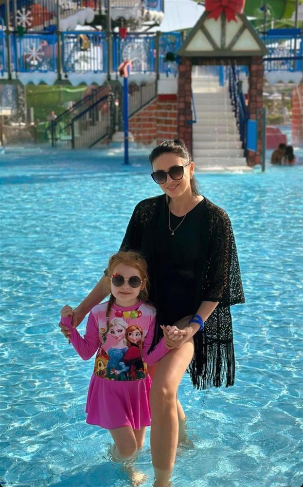 Vợ chồng Bùi Tiến Dũng khoe dáng cực phẩm không hot bằng mẹ và em vợ-9