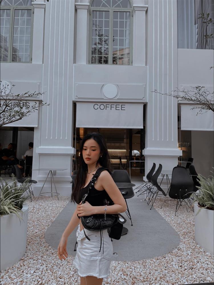 Midu cân đẹp đồ hở eo nhờ vòng 2 bé siêu thực ở tuổi 33-1