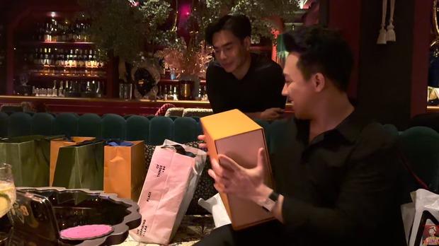 Trấn Thành đập hộp quà sinh nhật, sốc nhất Lê Dương Bảo Lâm-1