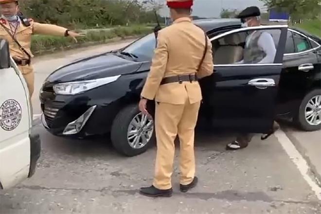 Trốn đo nồng độ cồn, cụ ông hất CSGT lên capo, gây tai nạn-1