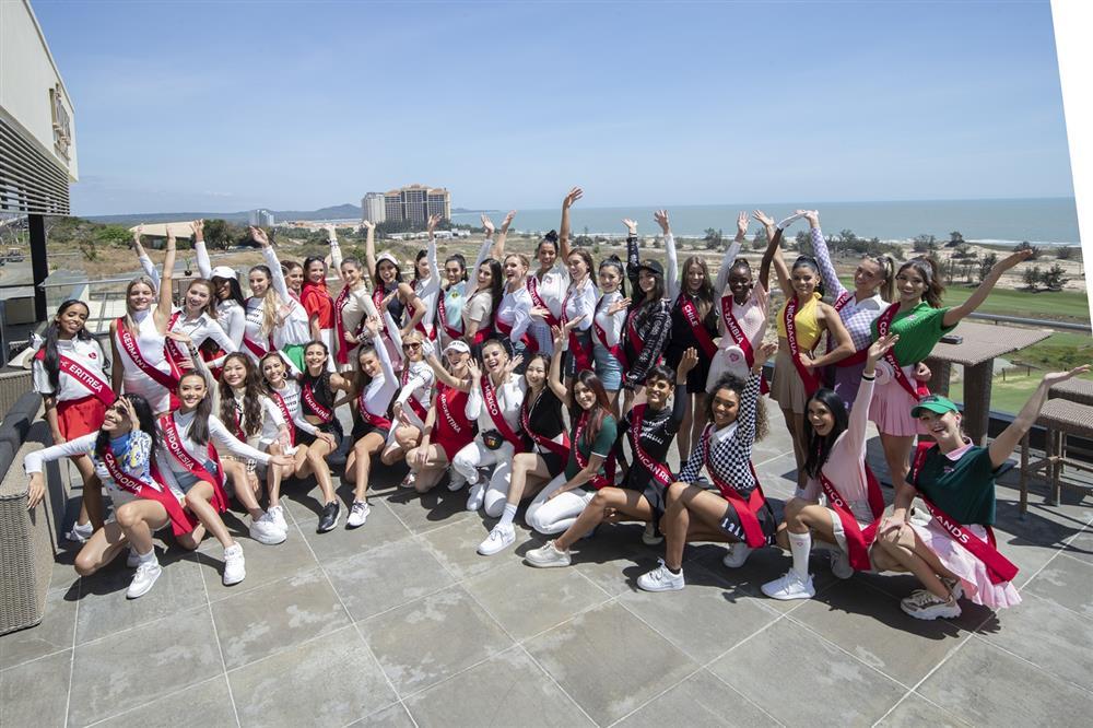 Thanh Thanh Huyền và dàn thí sinh Miss Charm đọ dáng trên sân golf-11