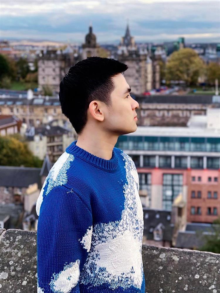 Xả vai chủ tịch, chồng Đỗ Mỹ Linh trẻ trung với loạt áo hiệu đắt đỏ-7