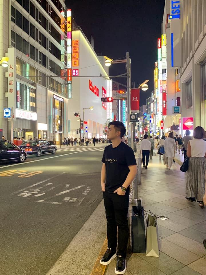 Xả vai chủ tịch, chồng Đỗ Mỹ Linh trẻ trung với loạt áo hiệu đắt đỏ-10