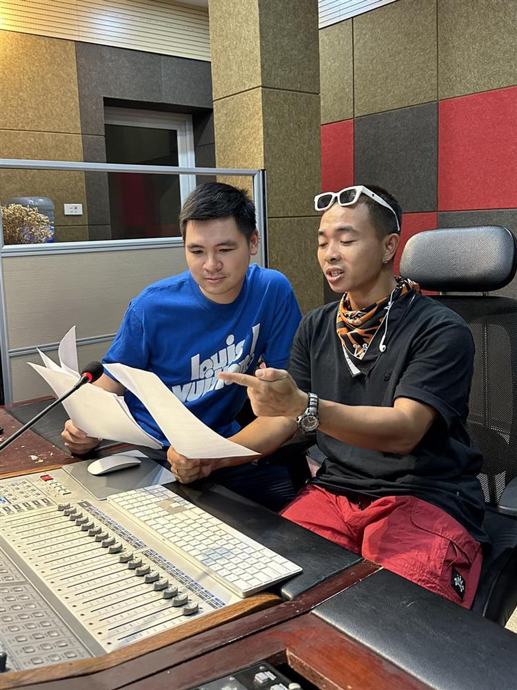 Xả vai chủ tịch, chồng Đỗ Mỹ Linh trẻ trung với loạt áo hiệu đắt đỏ-6