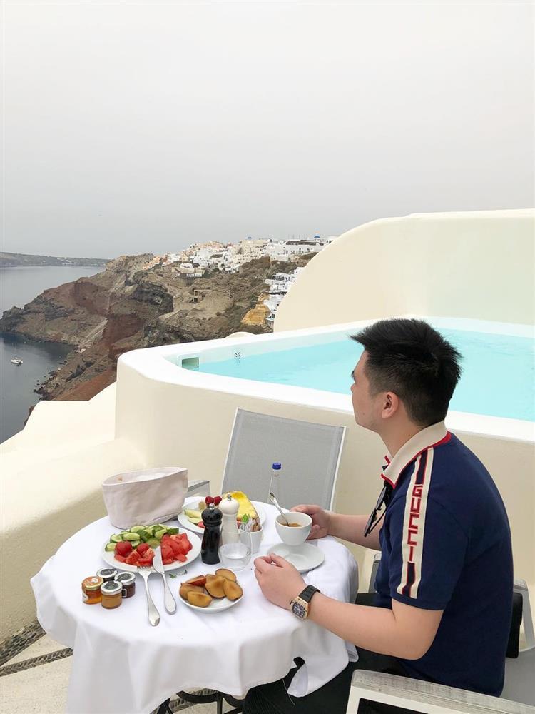 Xả vai chủ tịch, chồng Đỗ Mỹ Linh trẻ trung với loạt áo hiệu đắt đỏ-9