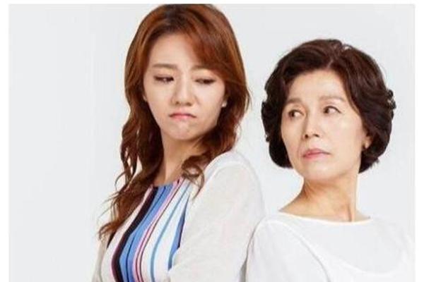 Mẹ chồng chê đưa ít tiền ăn, nhìn mâm cơm đãi chị chồng mà tức nghẹn-1