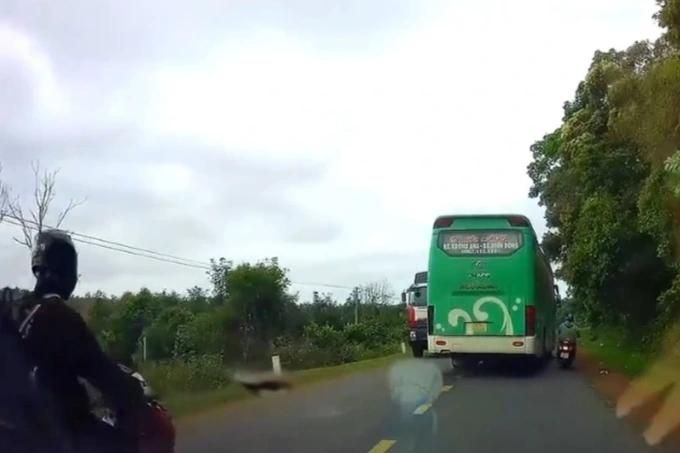 Clip: Xe khách vượt ẩu, ép người đi xe máy suýt mất mạng-1